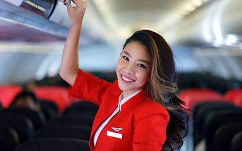 Nhan sắc "vạn người mê" của phát thanh viên từng làm tiếp viên hàng không